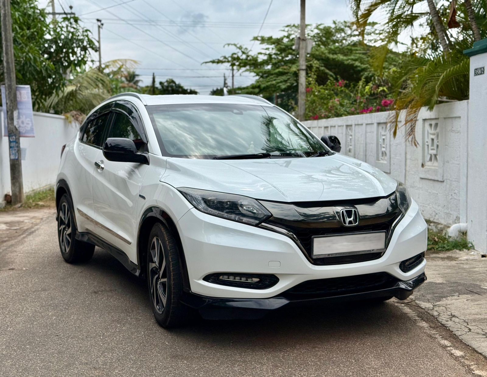 Honda Vezel (White) Gallery Image